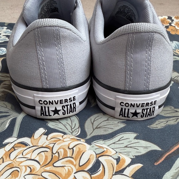 Converse women's Grey and Silver Sneakers size 7.5 - Picture 5 of 10